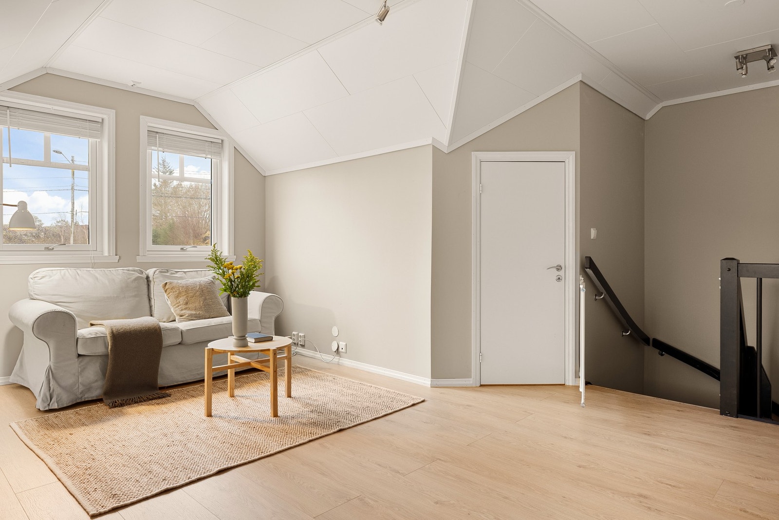 Når vi kommer opp i loftsetasjen kommer vi inn i en stue nummer to. Galleribilde