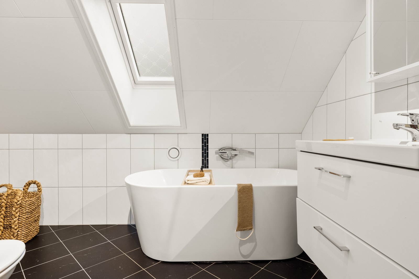 Badet er helfliset med underliggende varmekabler. Galleribilde