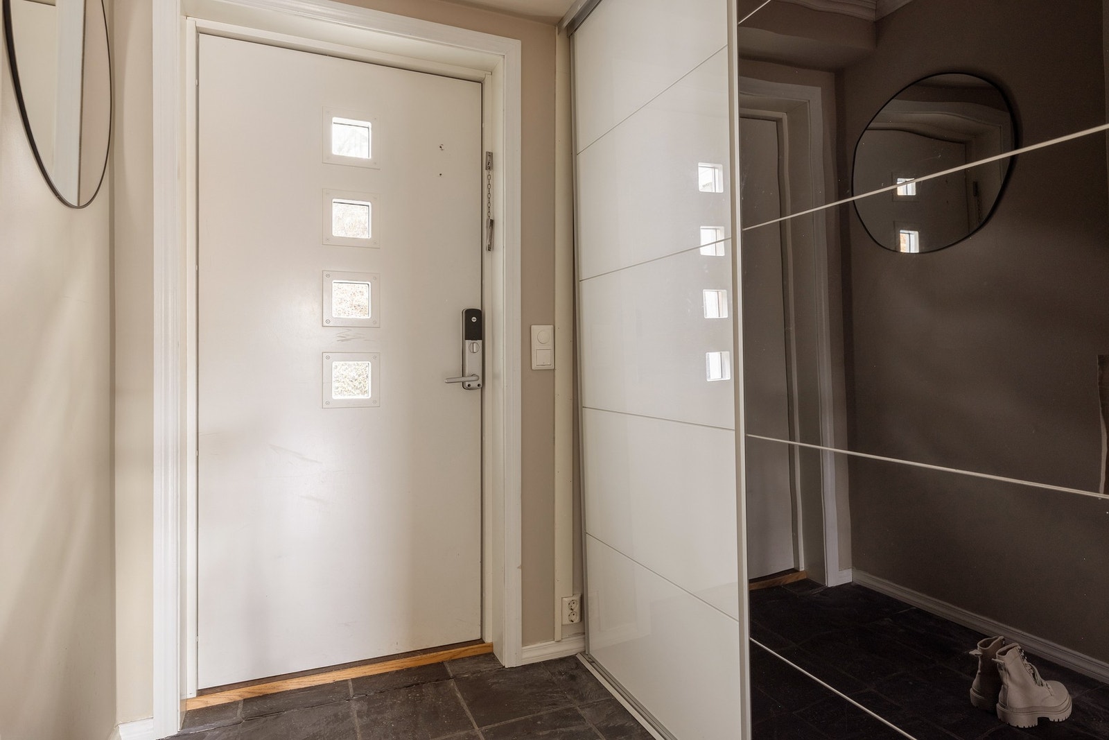 I entréen som er det en praktisk skyvedørsgarderobe med speilfronter for oppbevaring av yttertøy og sko. Galleribilde