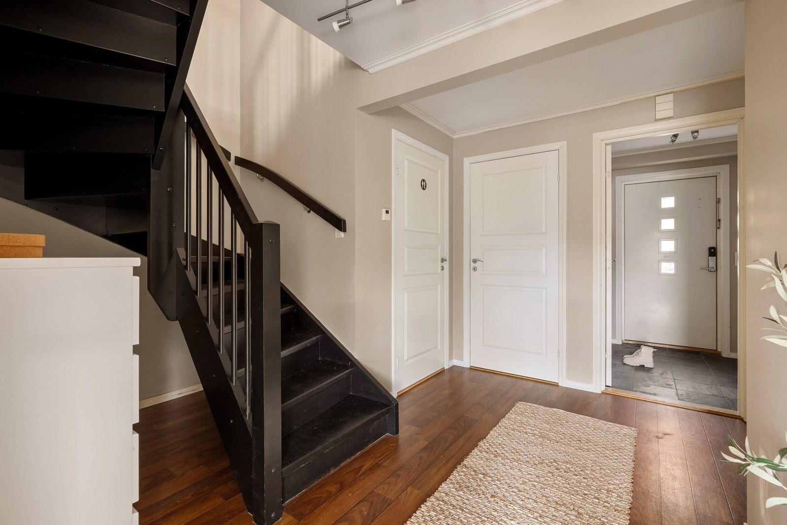 I hallen som måles til 11,5 kvm. er det god plass til diverse oppbevaringsløsninger ved behov. Galleribilde