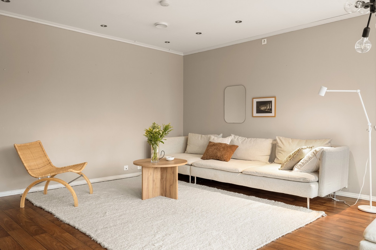 Grunnet rommets planløsning og størrelse er det god plass til å møblere i forskjellige soner. Galleribilde