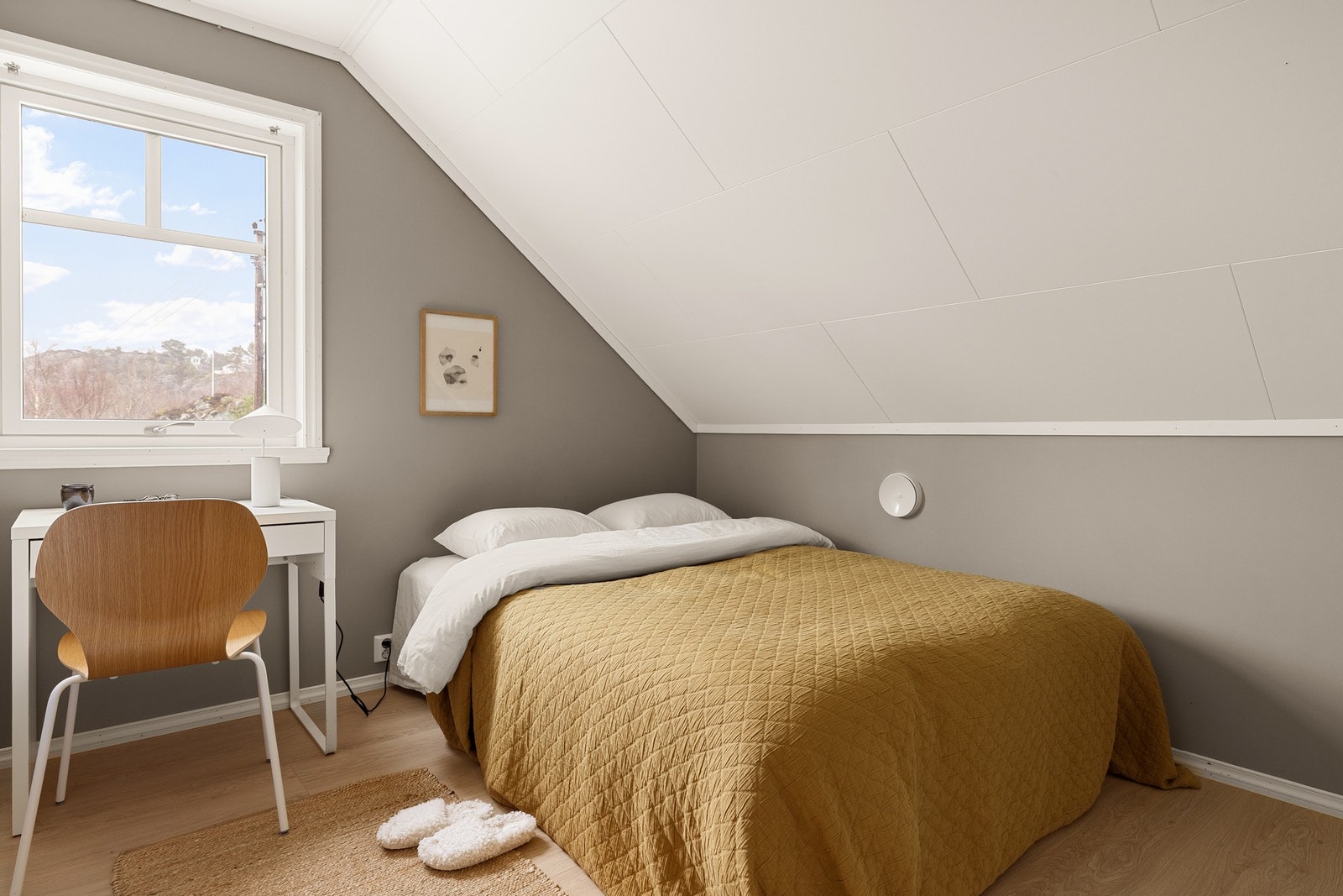 De to andre soverommene ligger i denne etasjen og måles begge til 6,2 kvm. Galleribilde