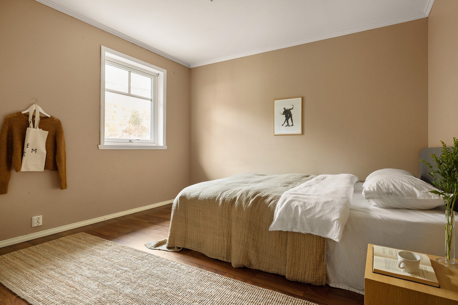 Her er det god plass til en stor seng med nattbord på hver side. Galleribilde