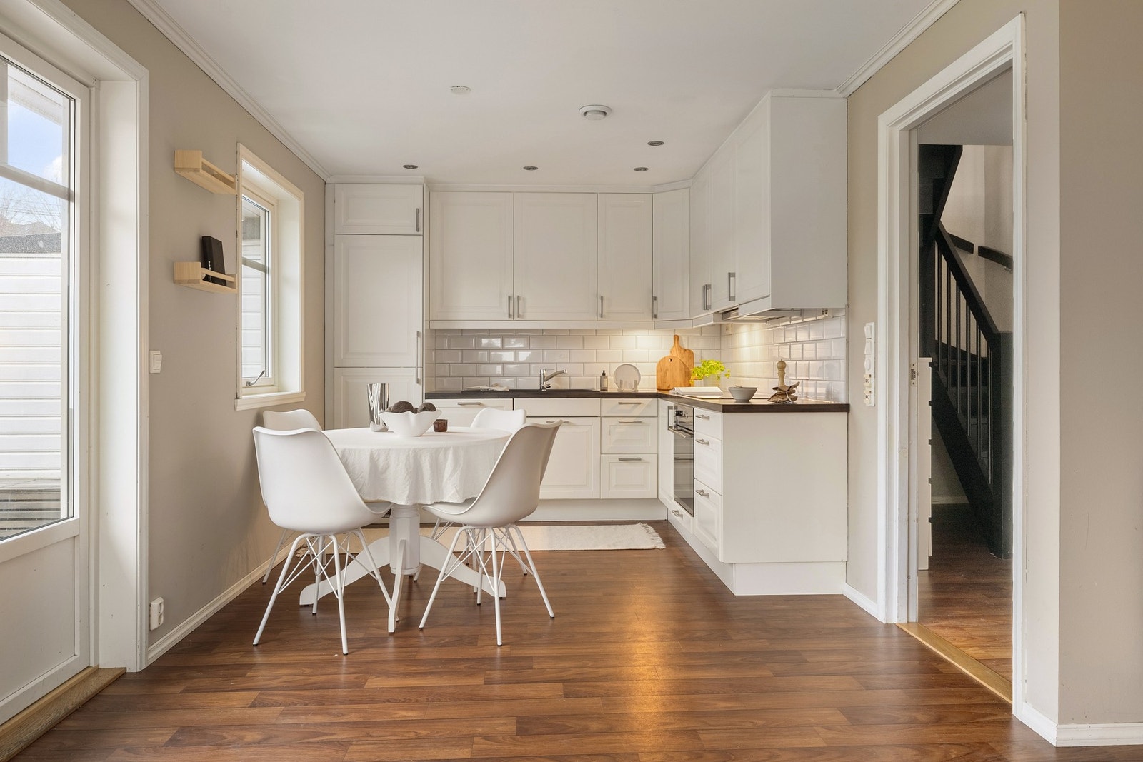 Kjøkkenet har en innredning som består av profilerte fronter og benkeplate av laminat. Galleribilde