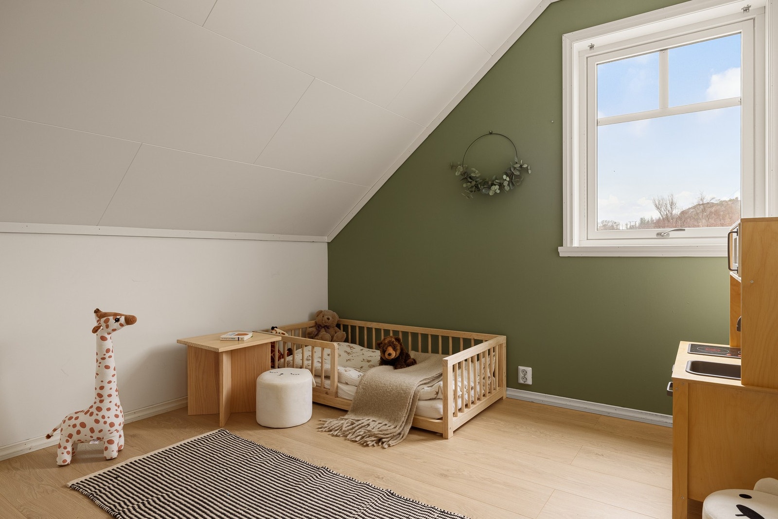 Begge rommene fungerer ypperlig som barnerom med plass til seng, garderobeløsninger og annet ønskelig møblement. Galleribilde