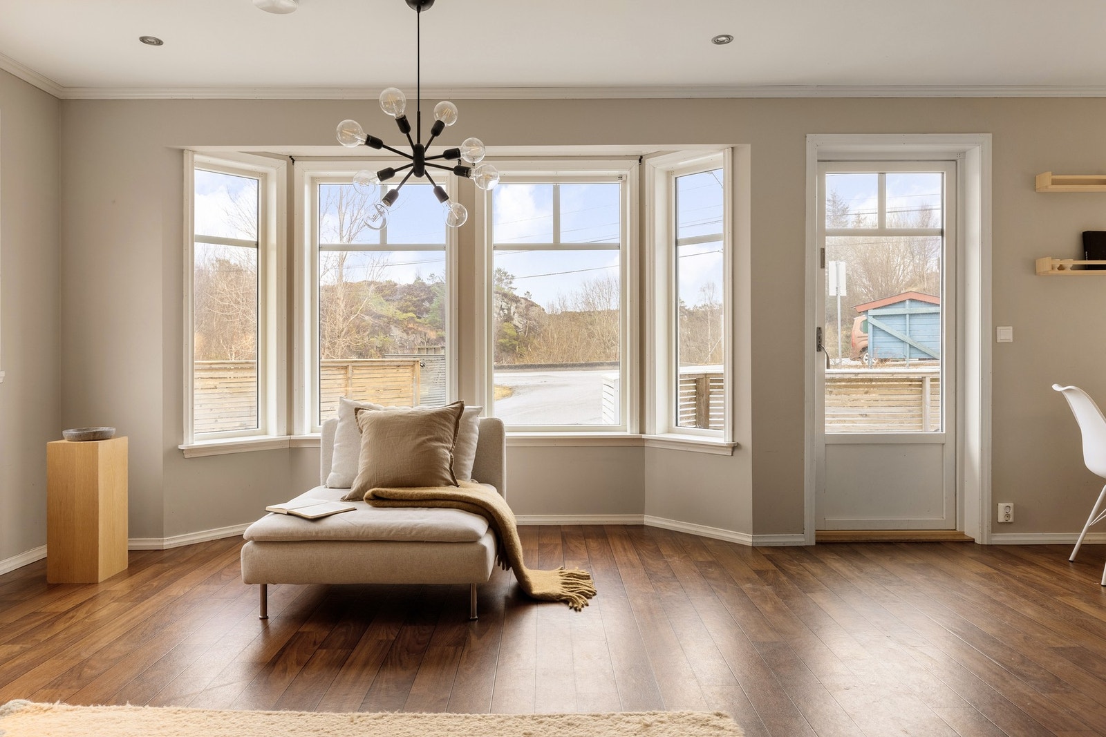 Legg merke til de store vinduene i karnappen som slipper inn godt med naturlig lys og skaper en god romfølelse. Galleribilde