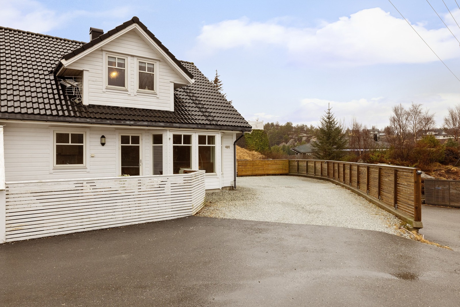 Dette er en flott tomannsbolig fra 2010 med familievennlig planløsning, solrike uteplasser og godt med parkeringsplass! Galleribilde