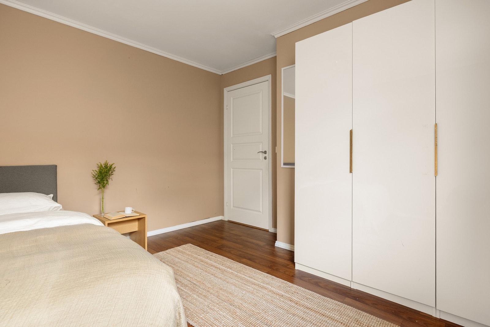 Det er også godt med oppbevaringsplass i en praktisk garderobe. Galleribilde