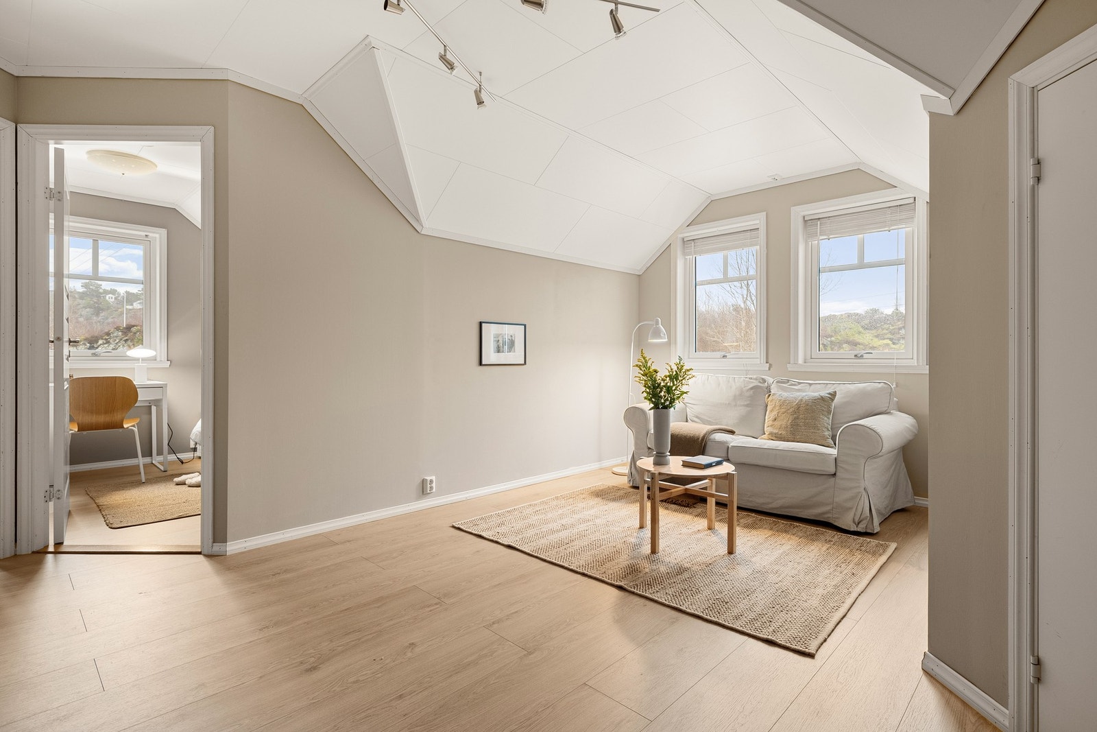 Denne stuen måles til 19 kvm. og har god plass til en sofagruppe. Galleribilde