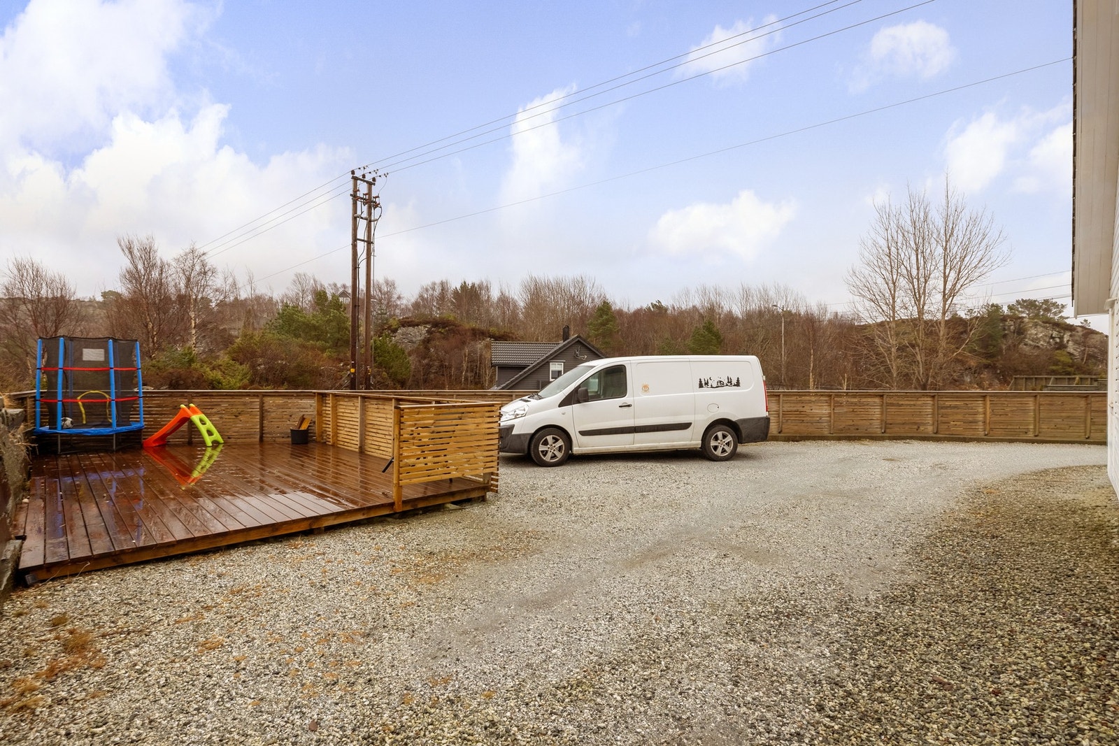 I hjørnet av tomten er det også en ekstra terrasseplatting som måles til 28 kvm., hvor man har solen fra tidlig på dag tid til ca. 8-tiden på kveldstid ifølge selger. Galleribilde