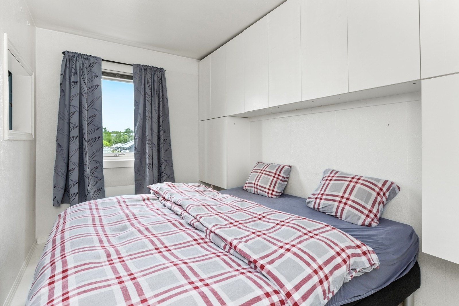 Soverom nr 2, også med mye skapplass Galleribilde