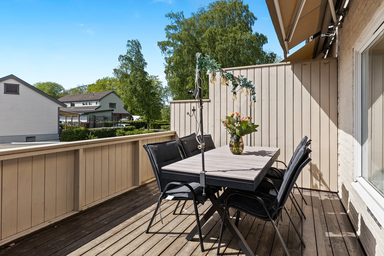 Fra stuen er det utgang til en romslig veranda med gode solforhold Galleribilde