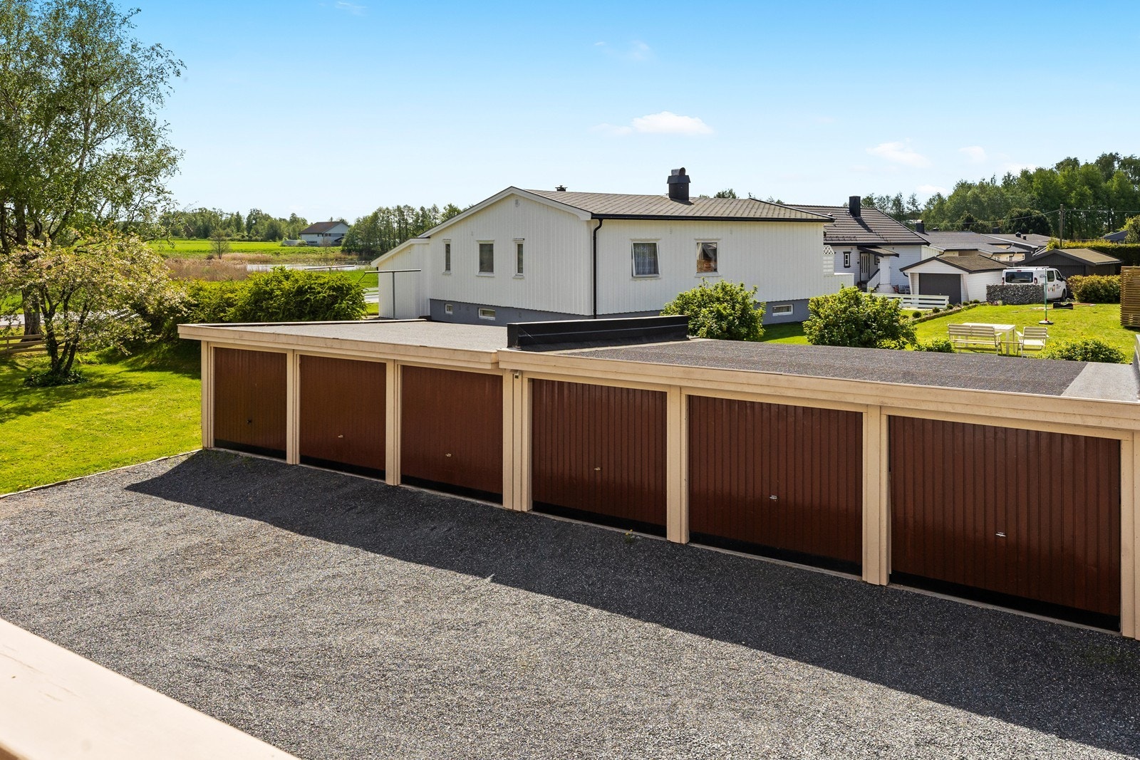 Andelen har en enkel garasjeplass i felles garasjeanlegg Galleribilde