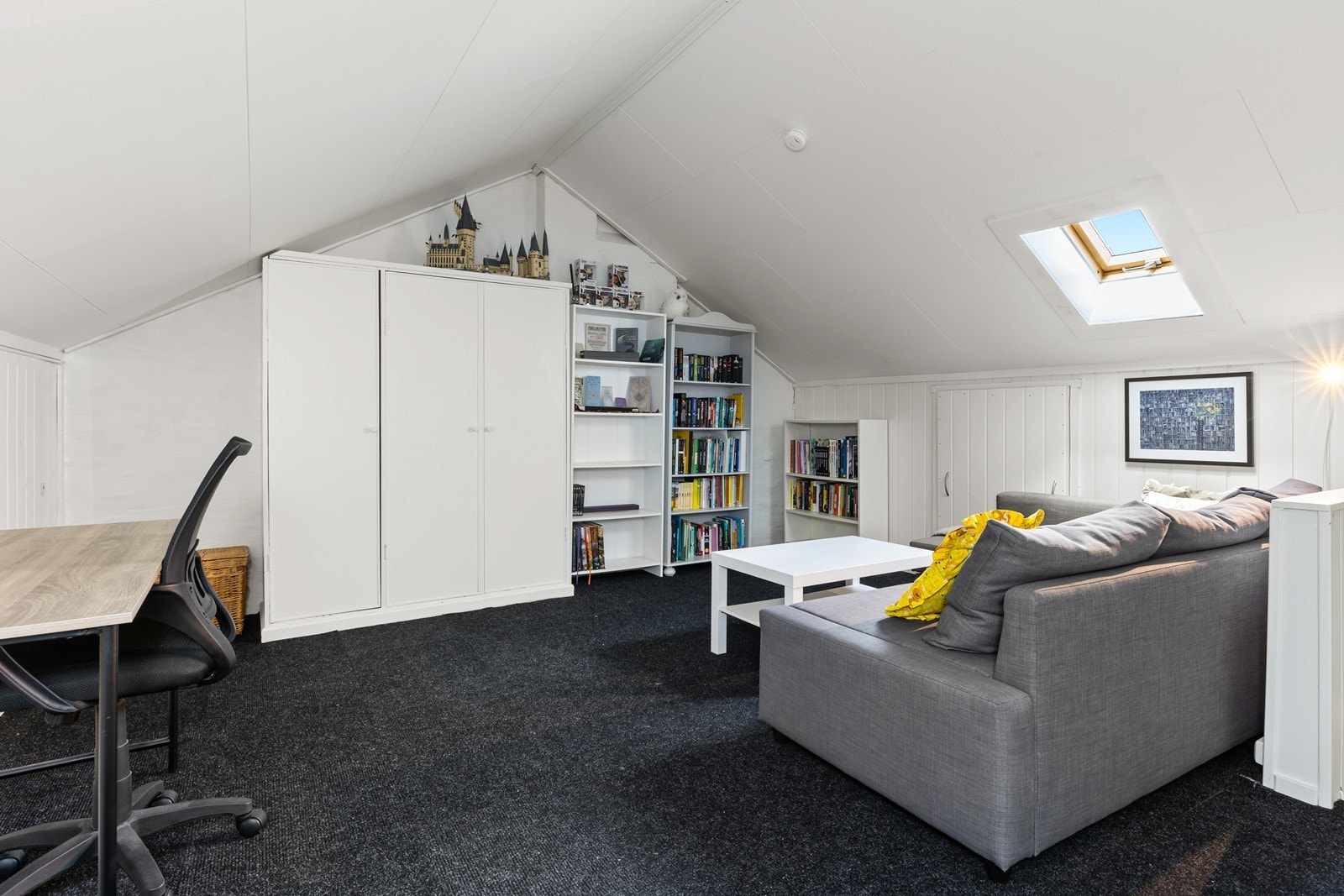 (Loftet er ikke omsøkt og godkjent som rom til varig opphold) Galleribilde