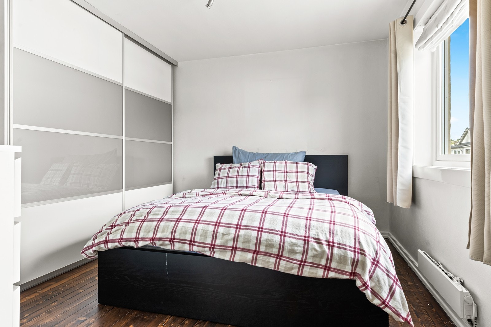 Soverom 1 med stor skyvedørs garderobe Galleribilde