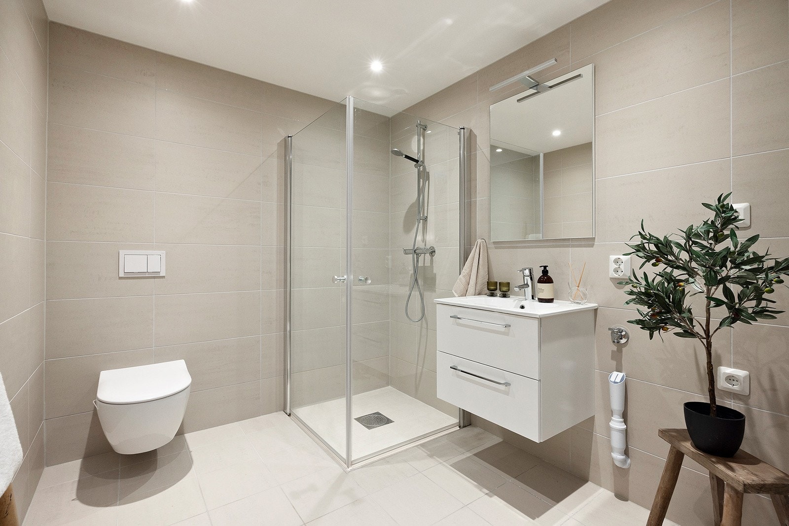 Delikat helfliset bad med varme i gulv og downlights i himling. Galleribilde