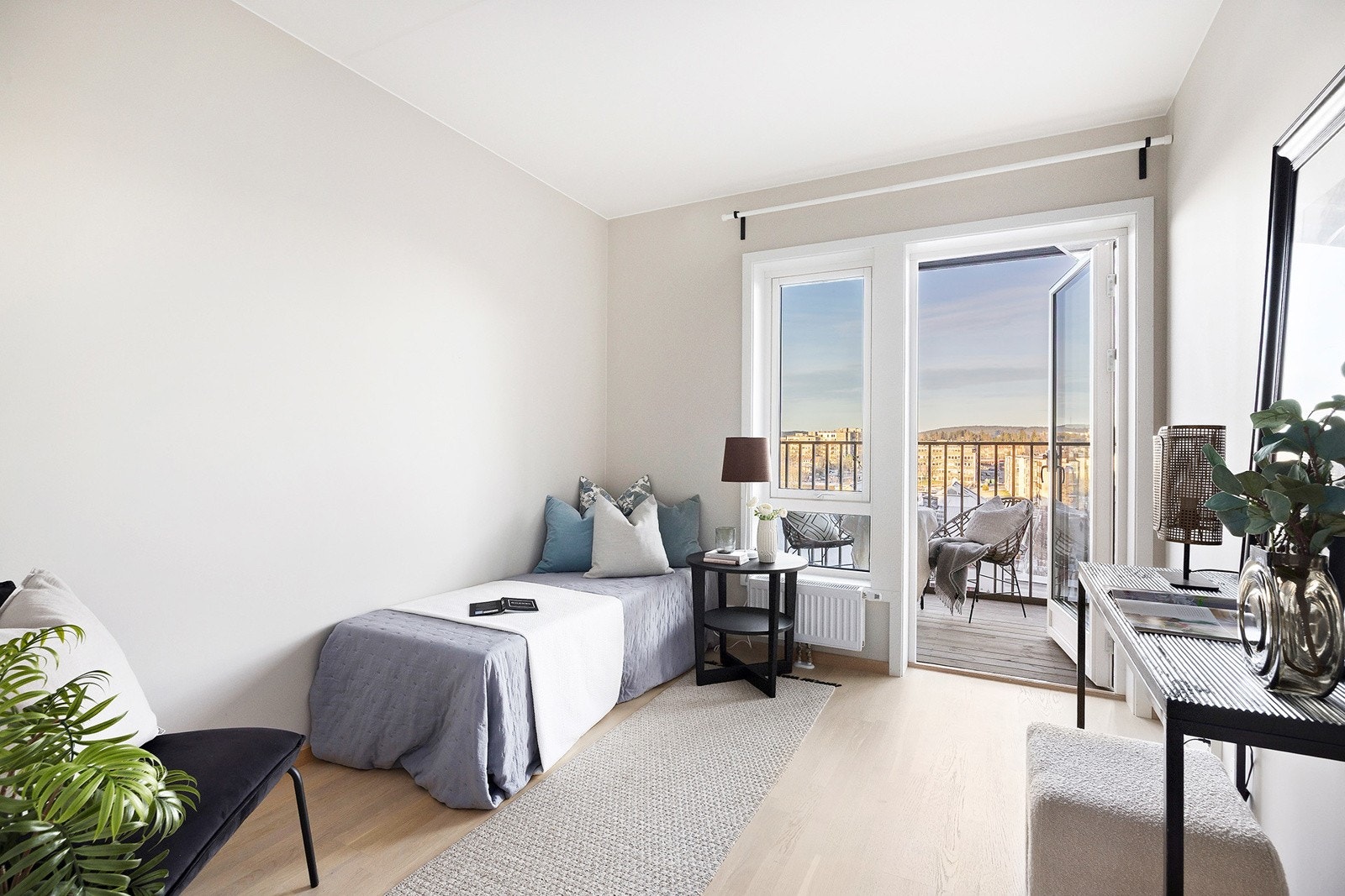 Leilighetens andre soverom med god plass til seng, nattbord og garderobe. Galleribilde