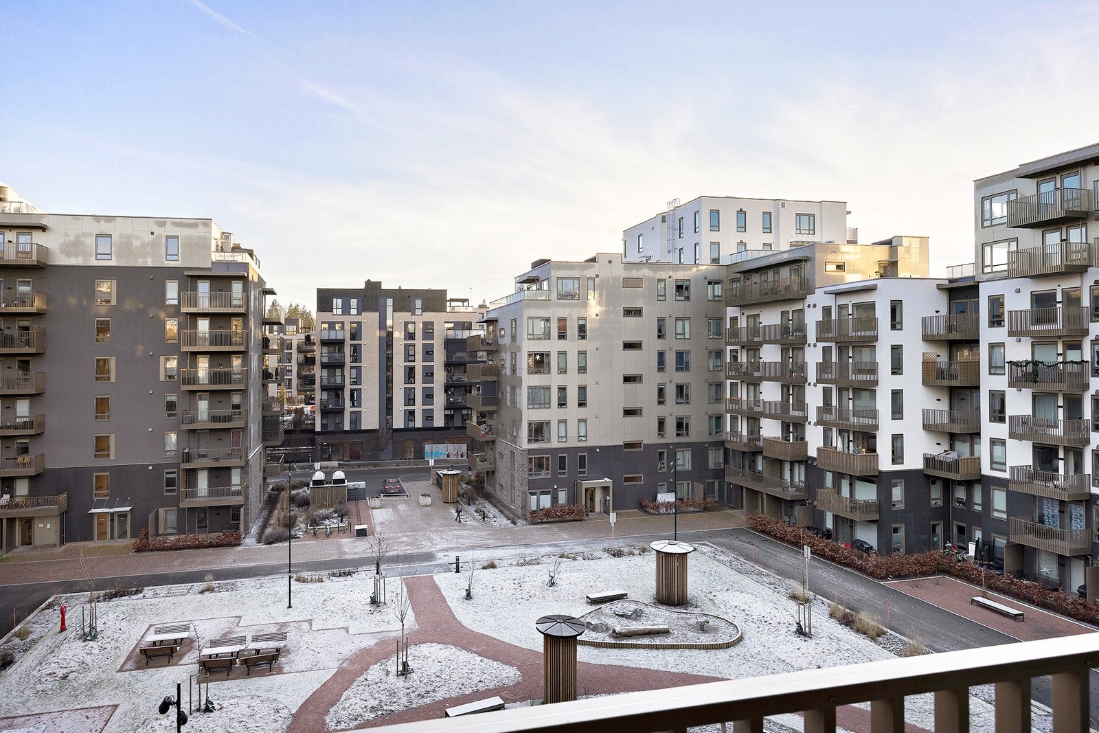 Hyggelig utsyn mot pent opparbeidet gårdsrom. Galleribilde