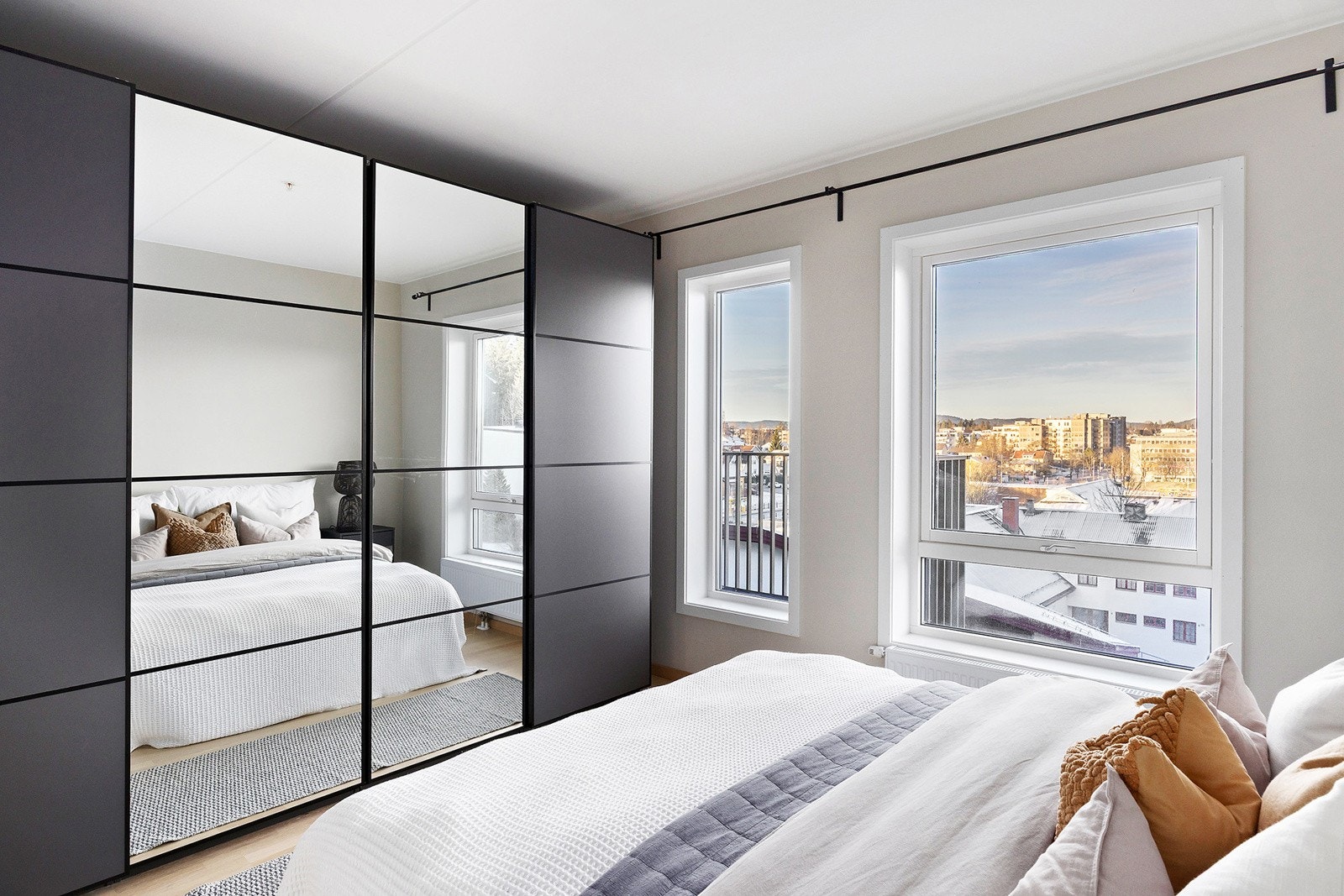 Stor skyvedørsgarderobe som medfølger salget. Galleribilde