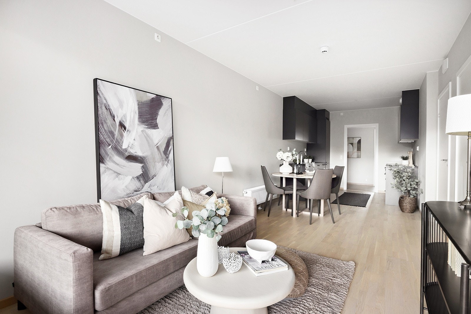 Stuen har god plass til sofagruppe, mediebenk og spisebord. Galleribilde