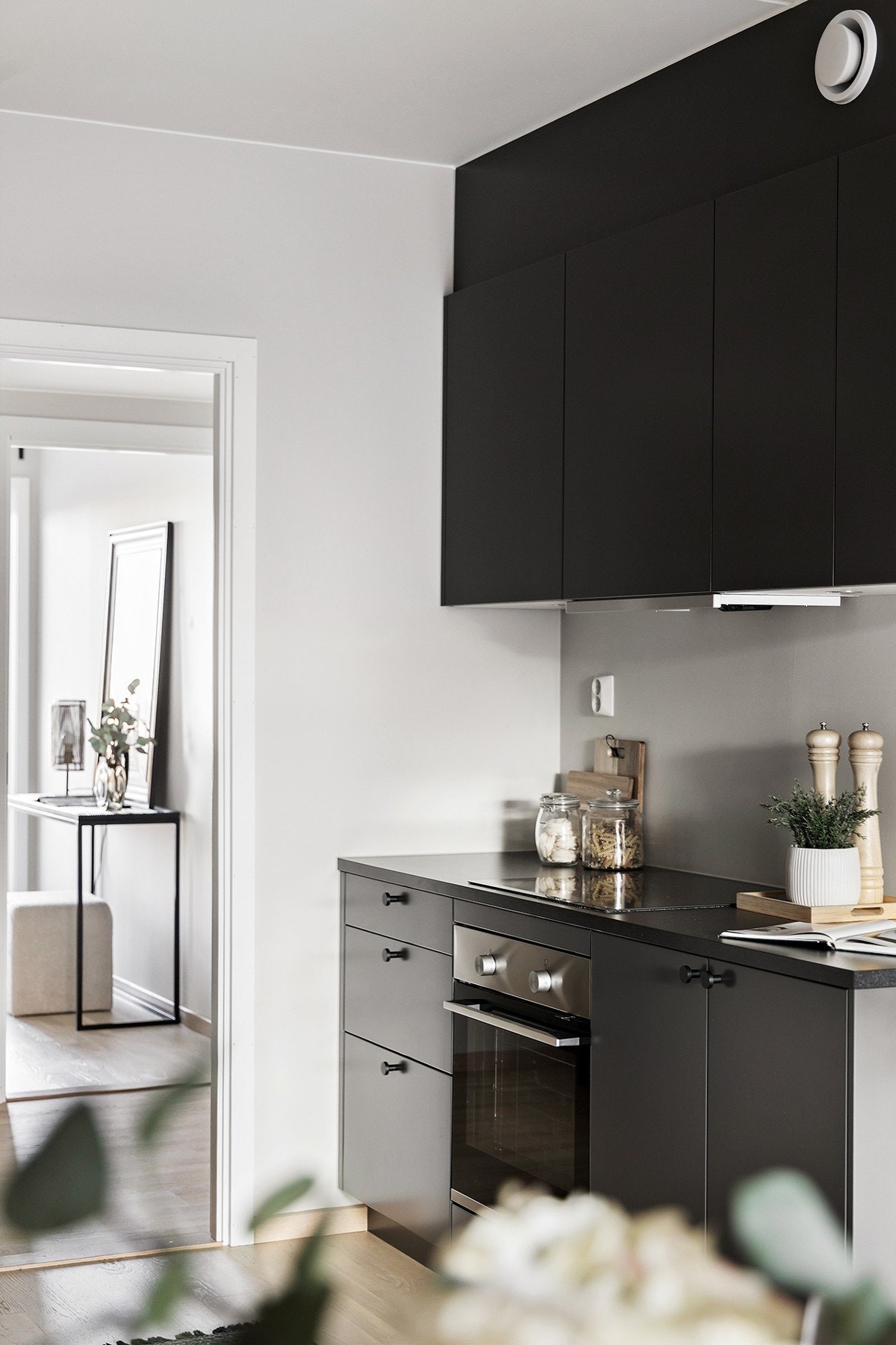 Kjøkken fra Drømmekjøkken med integrerte hvitevarer. Galleribilde