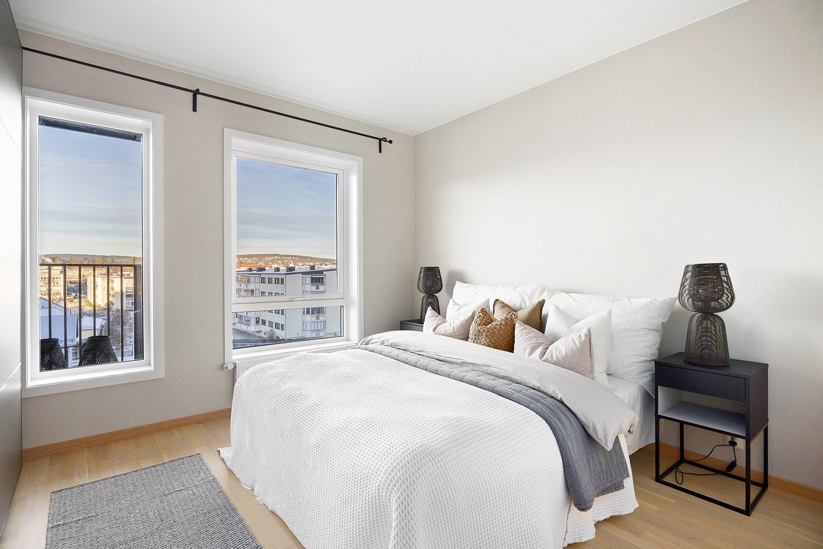 Romslig hovedsoverom med god plass til dobbeltseng, nattbord og garderobe. Galleribilde