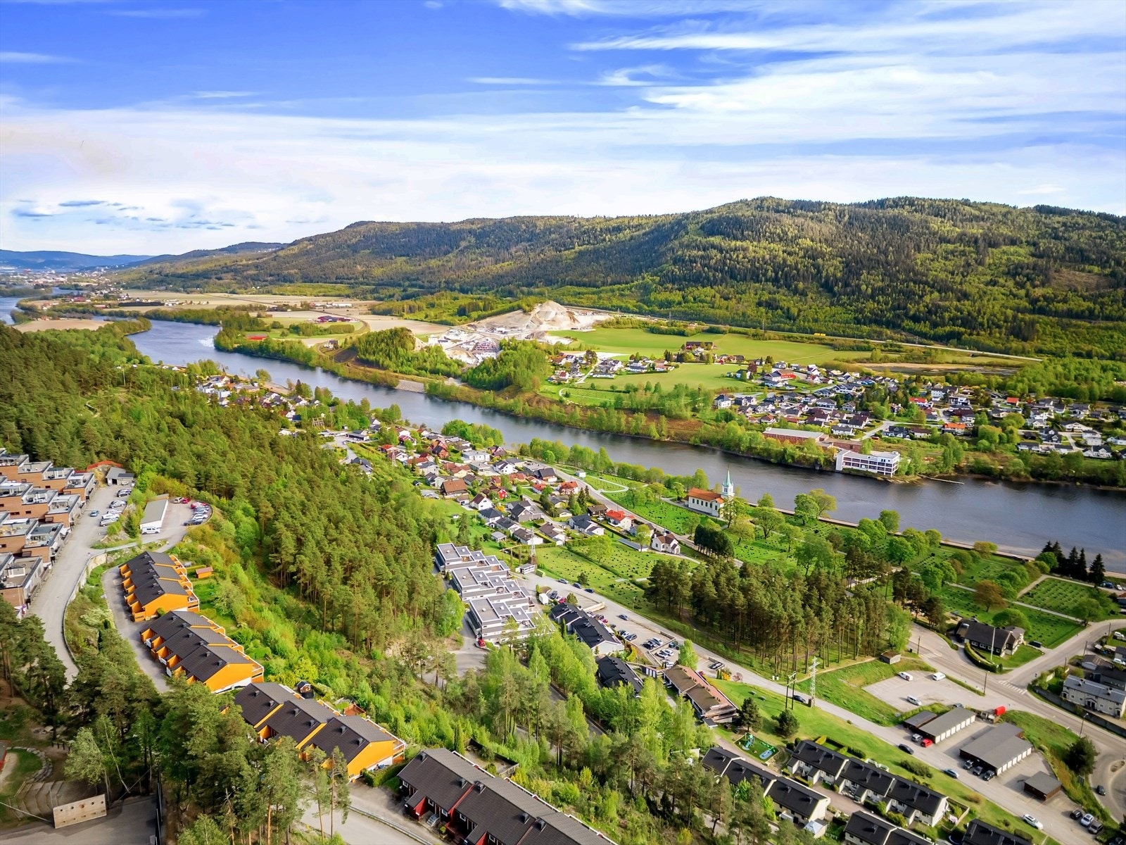 Idrettsanlegget og populære Årbogen med badestrand og sandvolleyballbane er kun 3 minutters kjøretur unna. Fra Årbogen kan du på skogsbilvei ta deg til Ulevann, som er et populært utgangspunkt for ski innover Finnemarka. Galleribilde