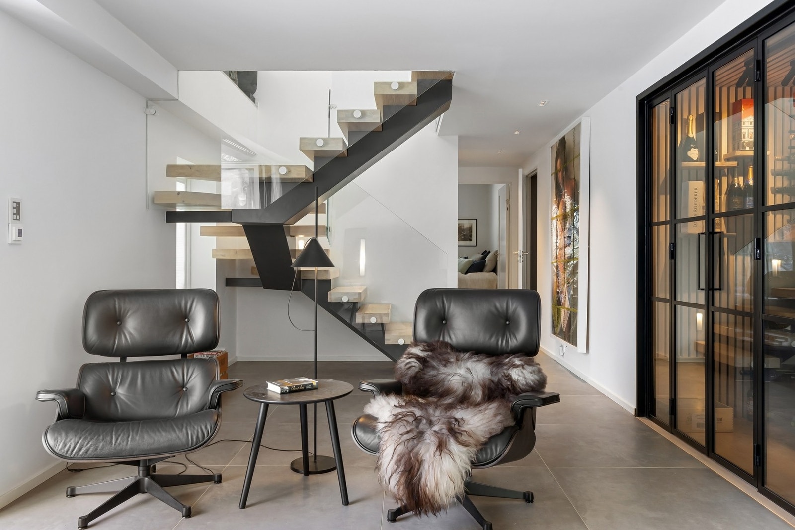 I stuen i 1. etasje er det bygget vinrom av høy kvalitet Galleribilde