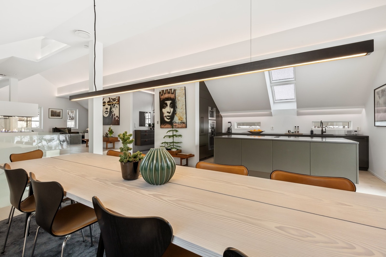 I tilknytning til kjøkkenet er det plass til stort spisebord Galleribilde