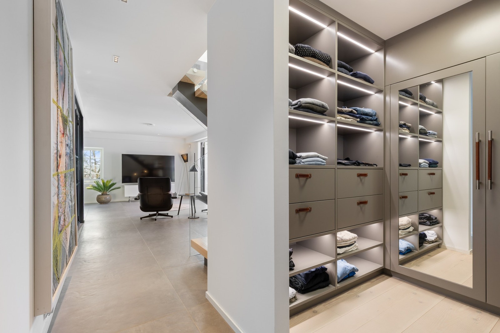 Åpen garderobeløsning med spesialtilpasset løsning fra Wisewood Galleribilde