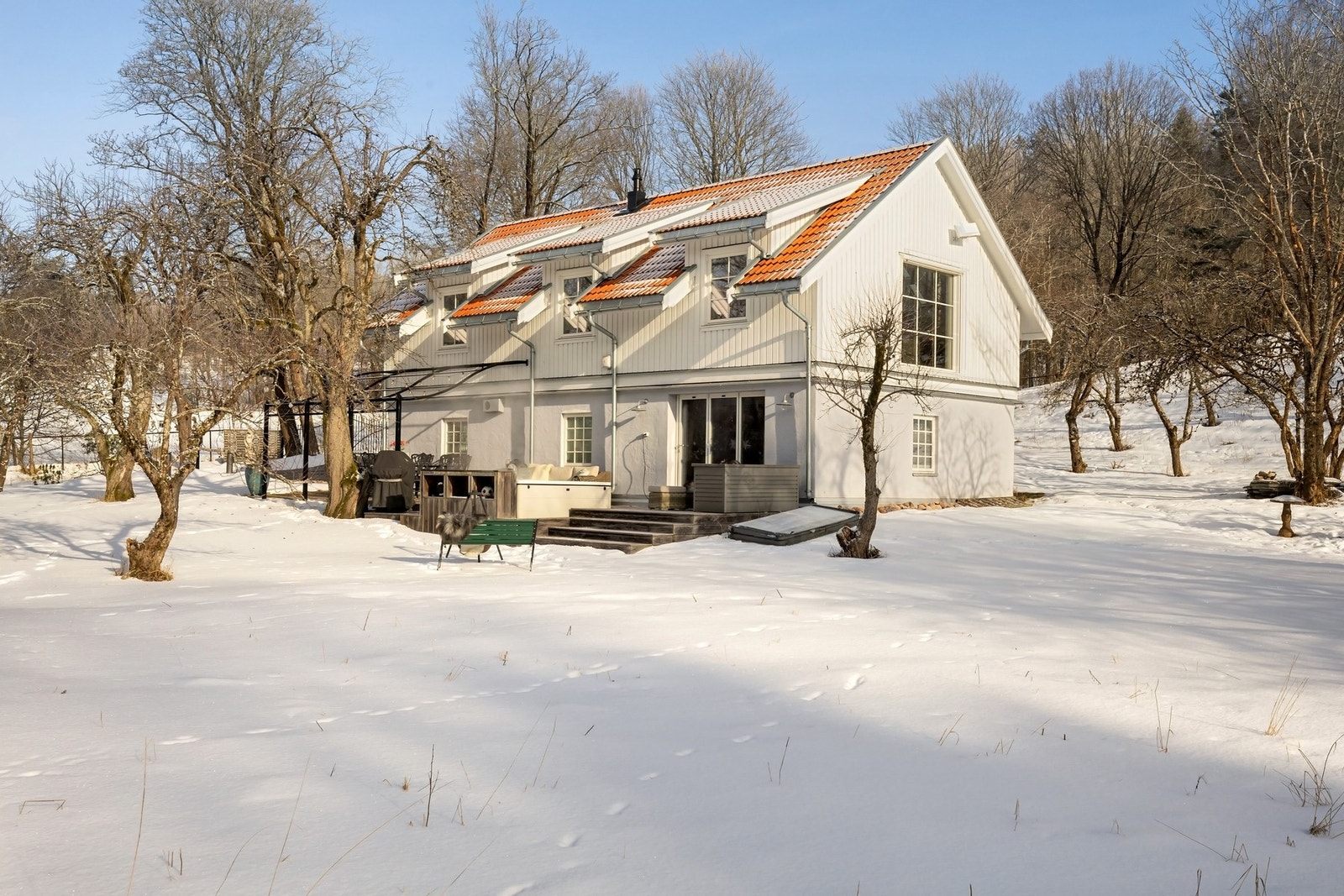 Enebolig over to plan som er vesentlig oppgradert og renovert senere år Galleribilde