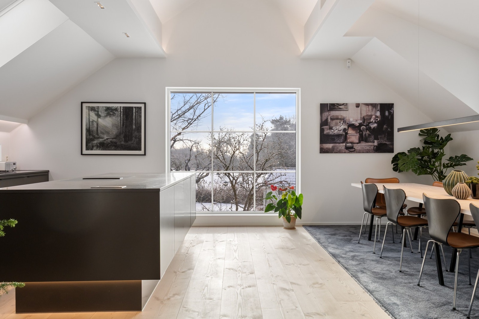 Hele etasjen er åpen med vindusflater i alle himmelretninger Galleribilde