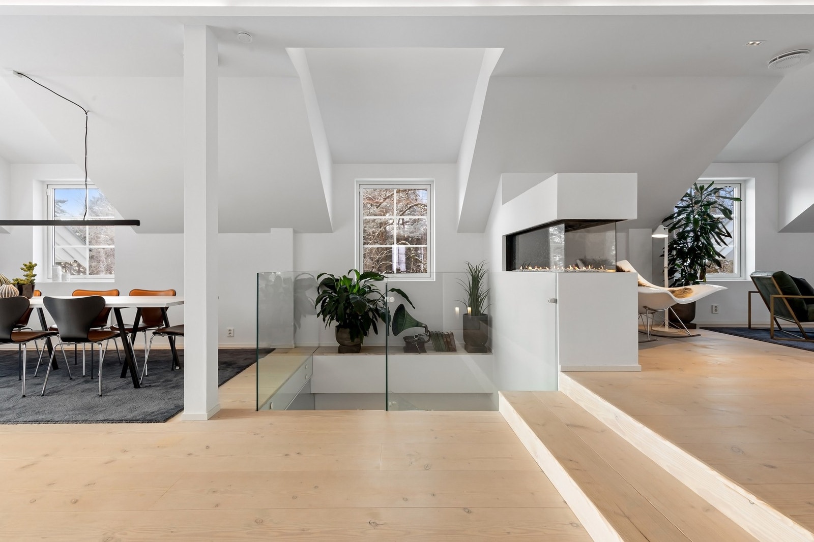 I senter av rommet er det gasspeis med innsyn fra tre sider Galleribilde