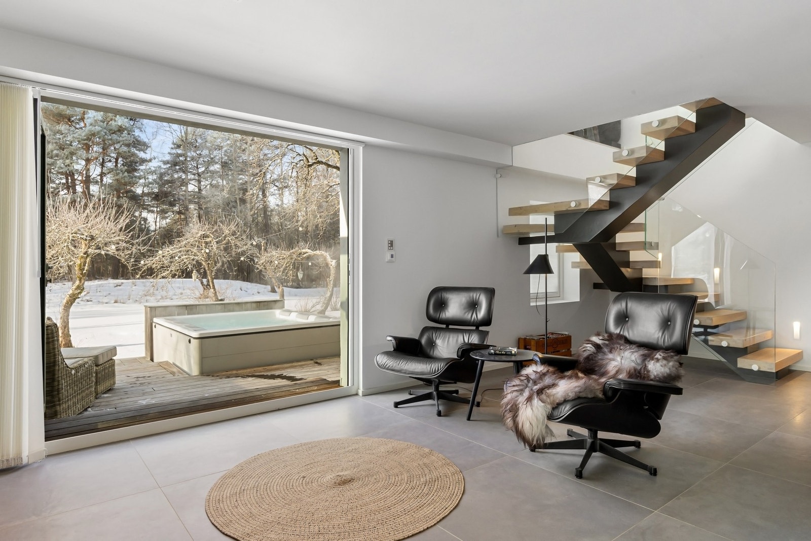 Herfra er det videre utgang til terrassen og hagen Galleribilde