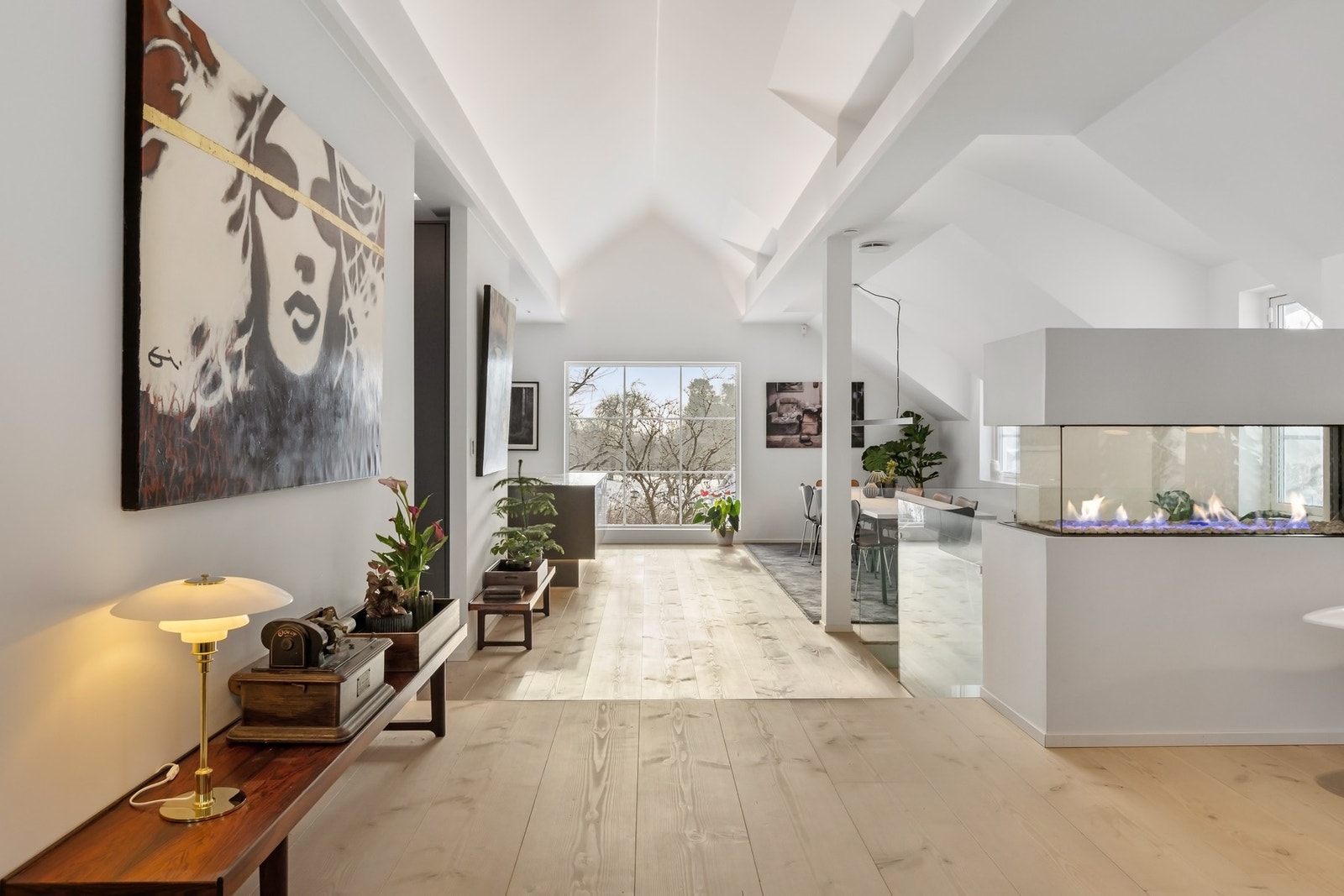 Innvendig er boligen totaloppusset i 2018 med bl.a. endret planløsning, alle innredninger og overflater Galleribilde