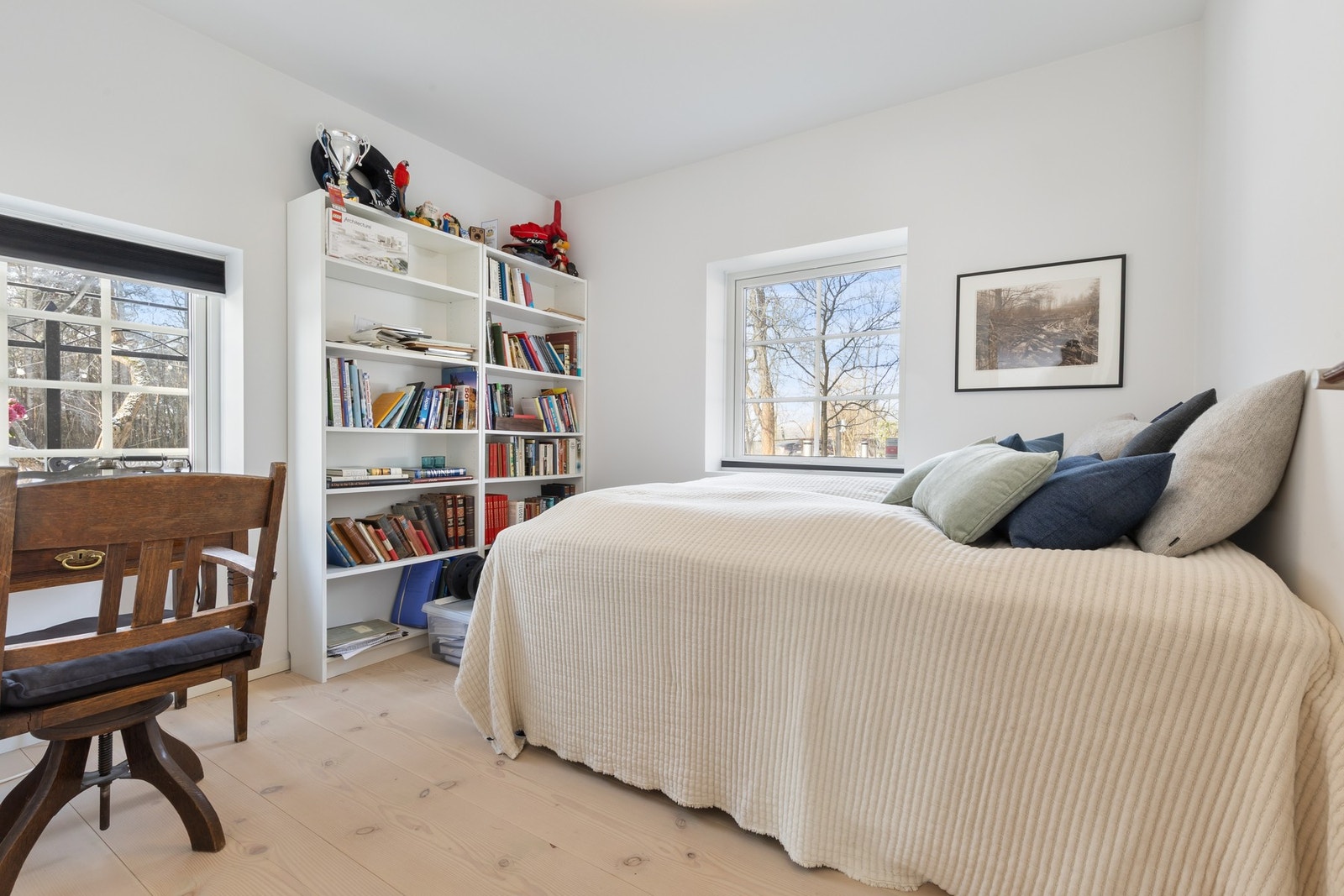 Soverom 2 med god plass til seng og tilhørende møblement Galleribilde