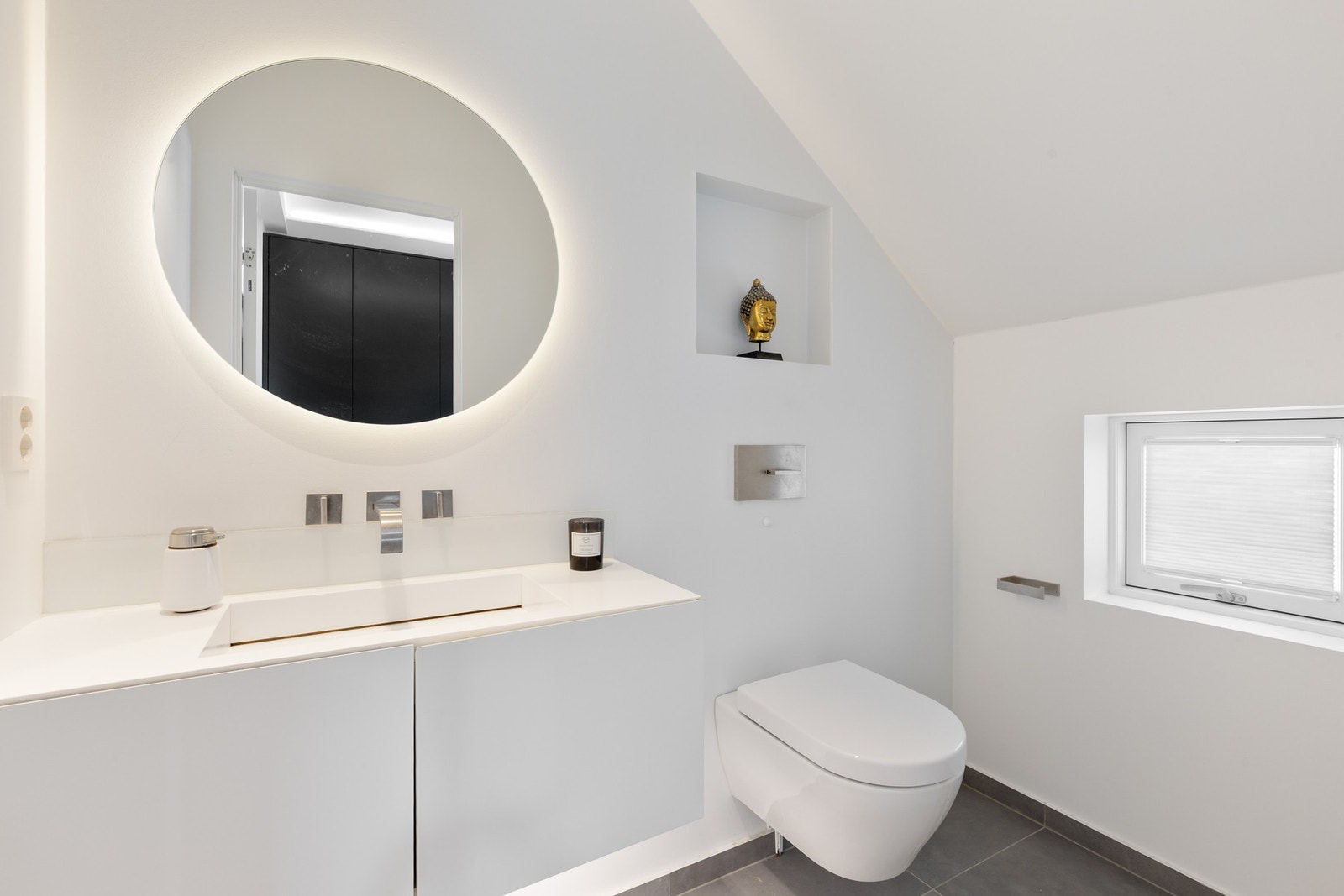 I tilknytning til entreen er det også separat toalett Galleribilde