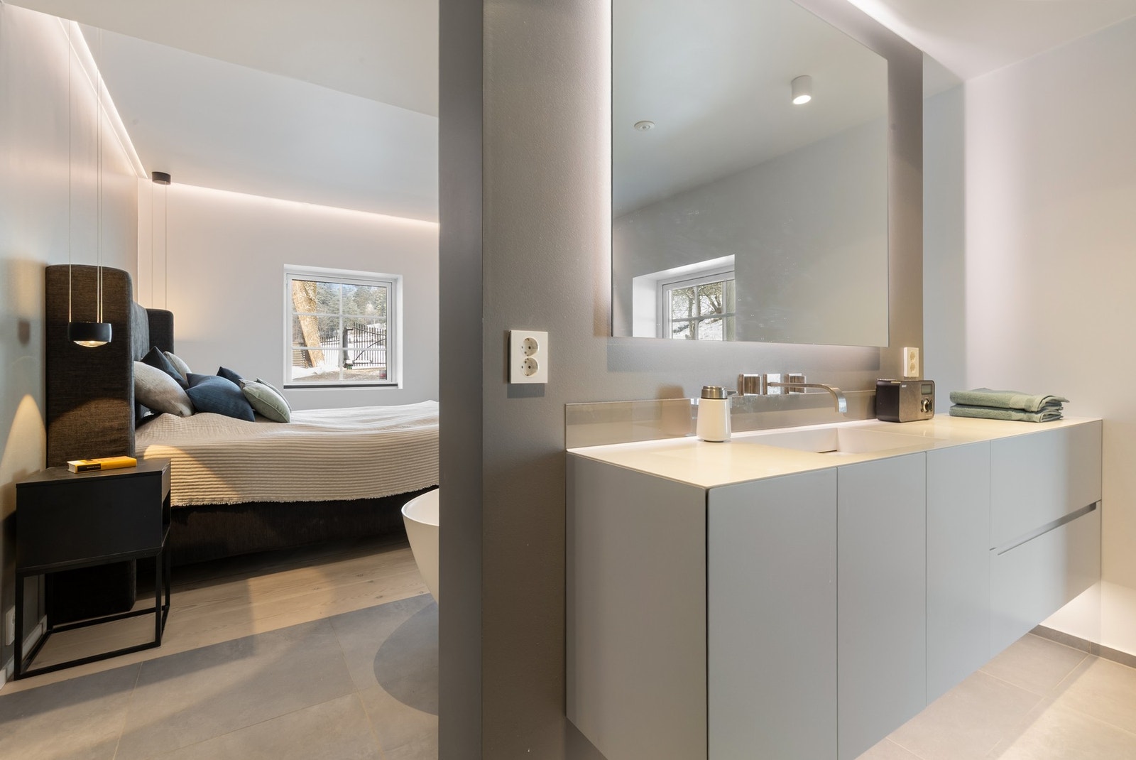 Badetrommet er utstyrt med badekar, servantinnredning, dusj og toalett i eget rom Galleribilde