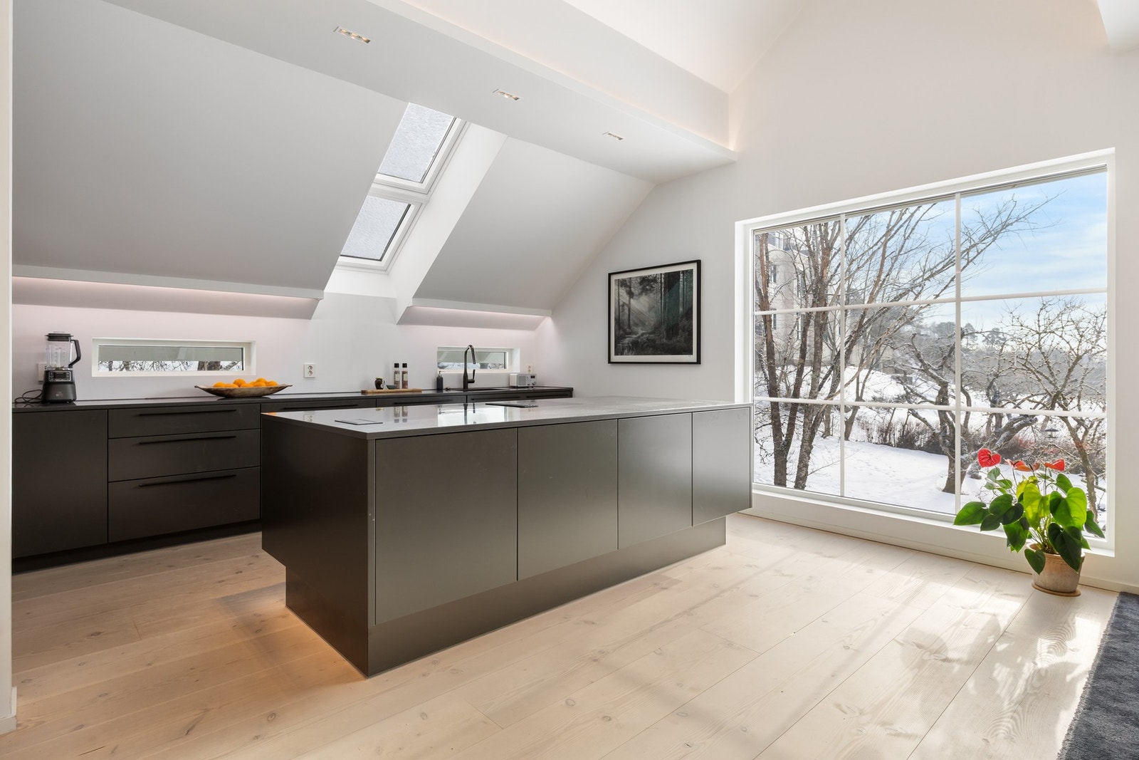 Eksklusiv og spesialtilpasset Wisewood kjøkkeninnredning montert i 2018 Galleribilde