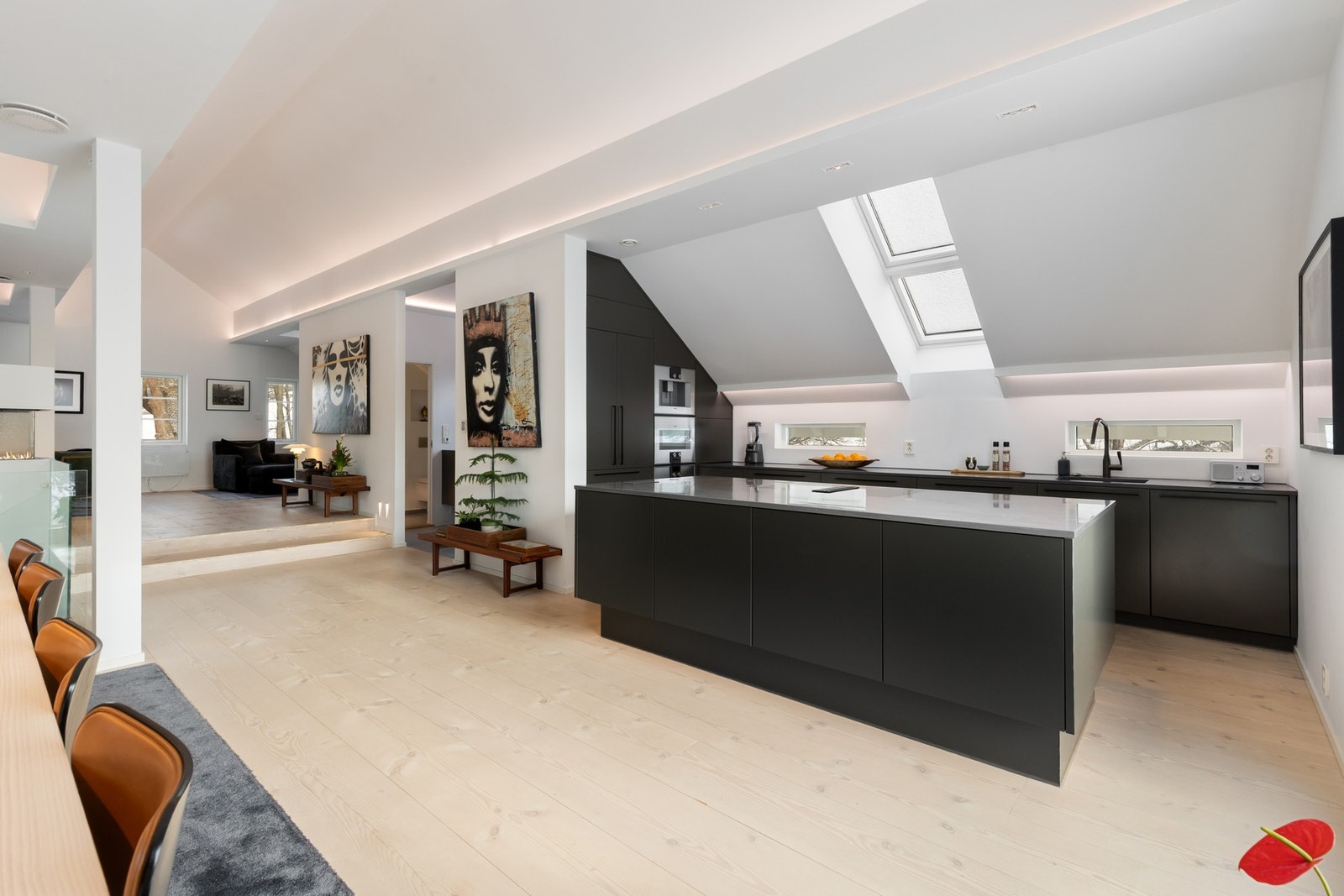 På gulv er det lagt brede parkettbord av typen Dougles Gran Galleribilde