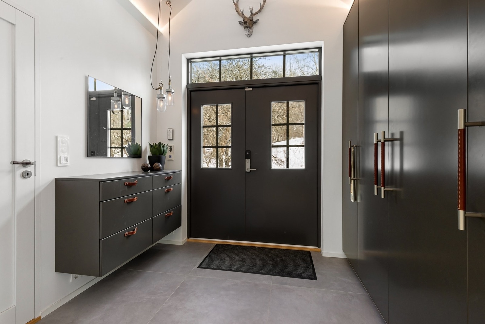 Innbydende entré med tofløyet inngangsdør og generøs takhøyde Galleribilde
