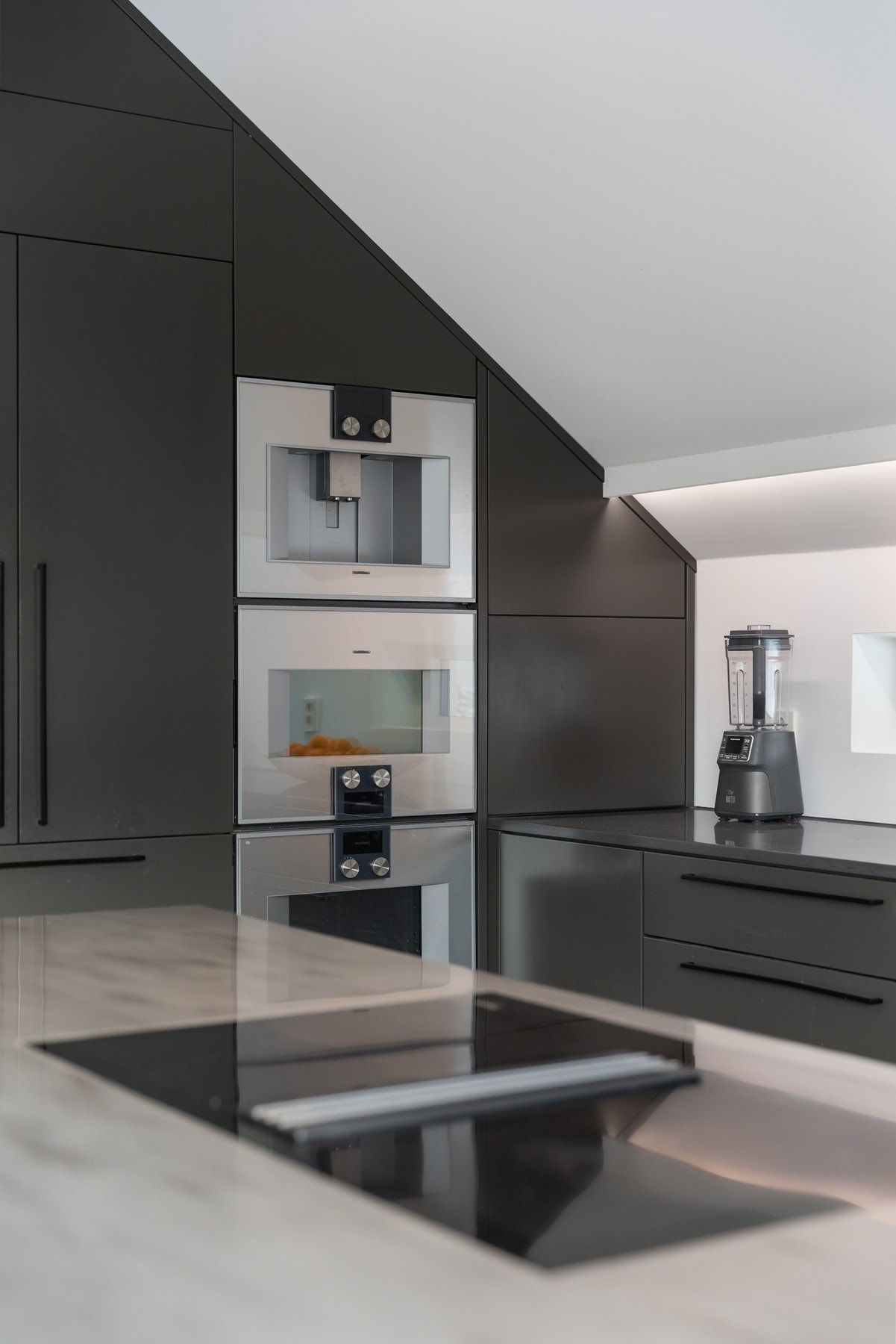 Innredningen er utstyrt med hvitevarer av god kvalitet fra Gaggenau, Miele og Liebherr Galleribilde