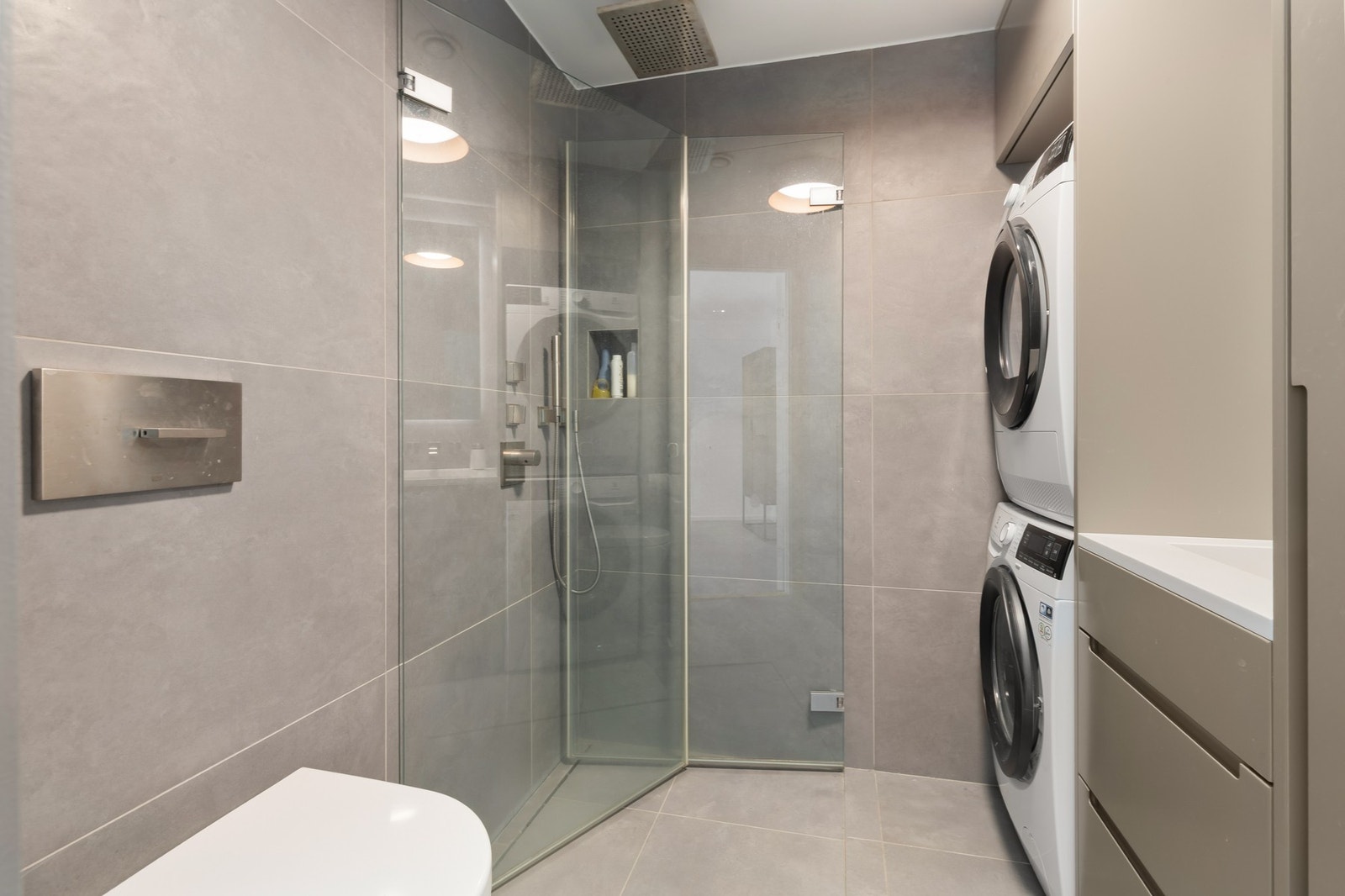 Stilrent baderom fra 2018 i tilknytning til stue/kontor Galleribilde