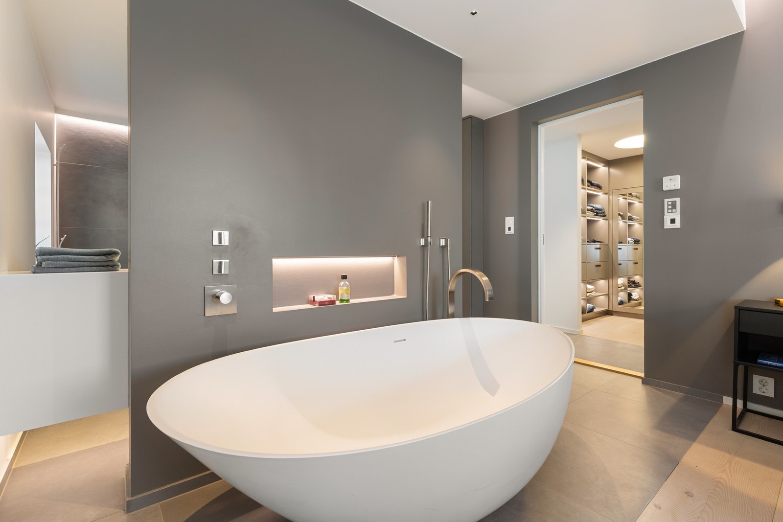 Åpent baderom i tilknytning til soverommet med eksklusive detaljer og løsninger Galleribilde