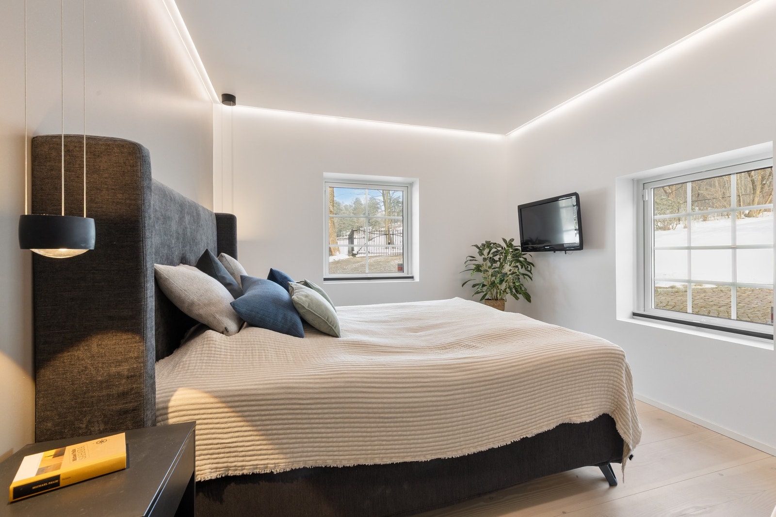 Stort hovedsoverom med god plass til dobbeltseng Galleribilde