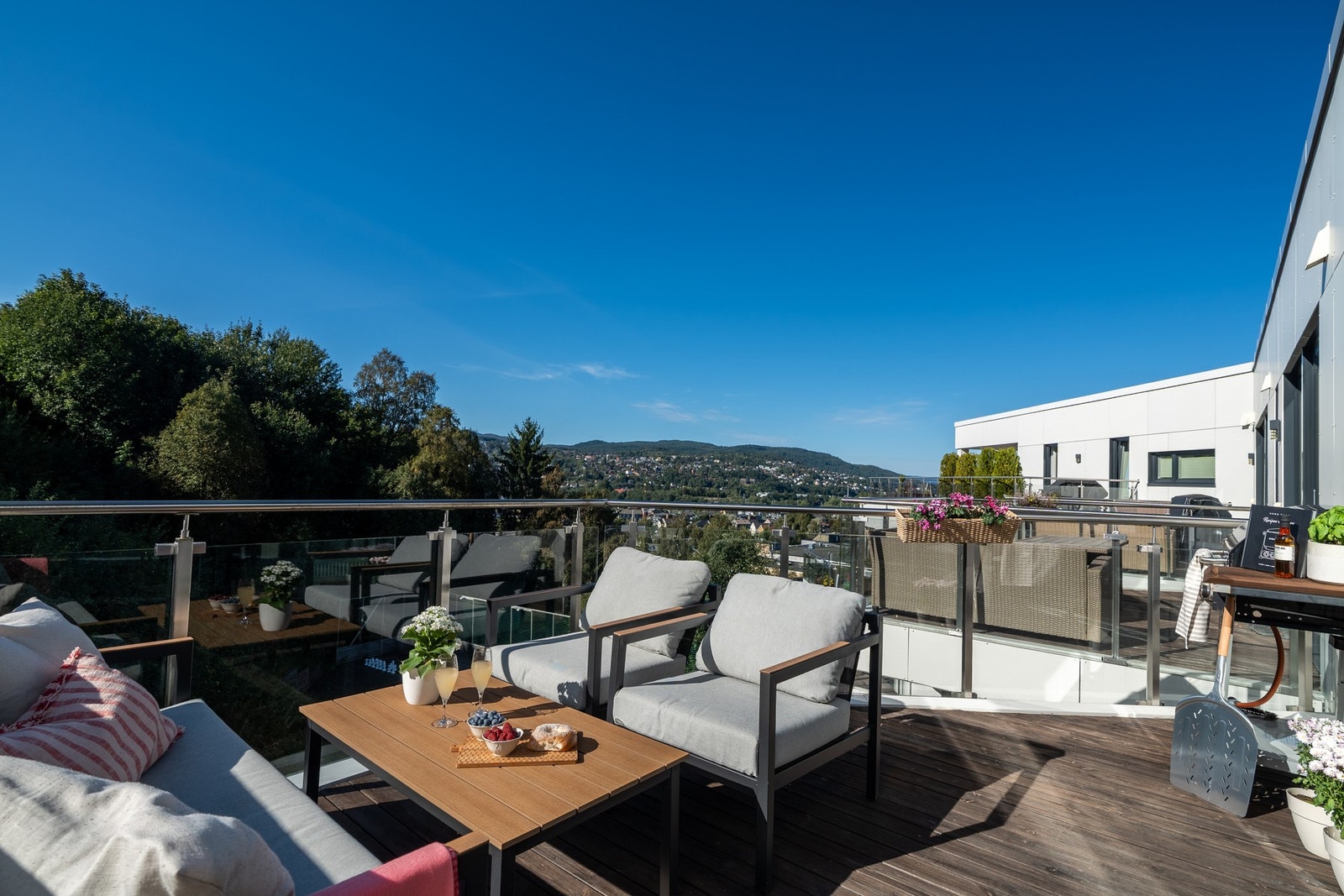 Herlig og romslig balkong på 12 kvm med sol fra ca. 12-tiden til solnedgang ved sommerhalvåret. Galleribilde