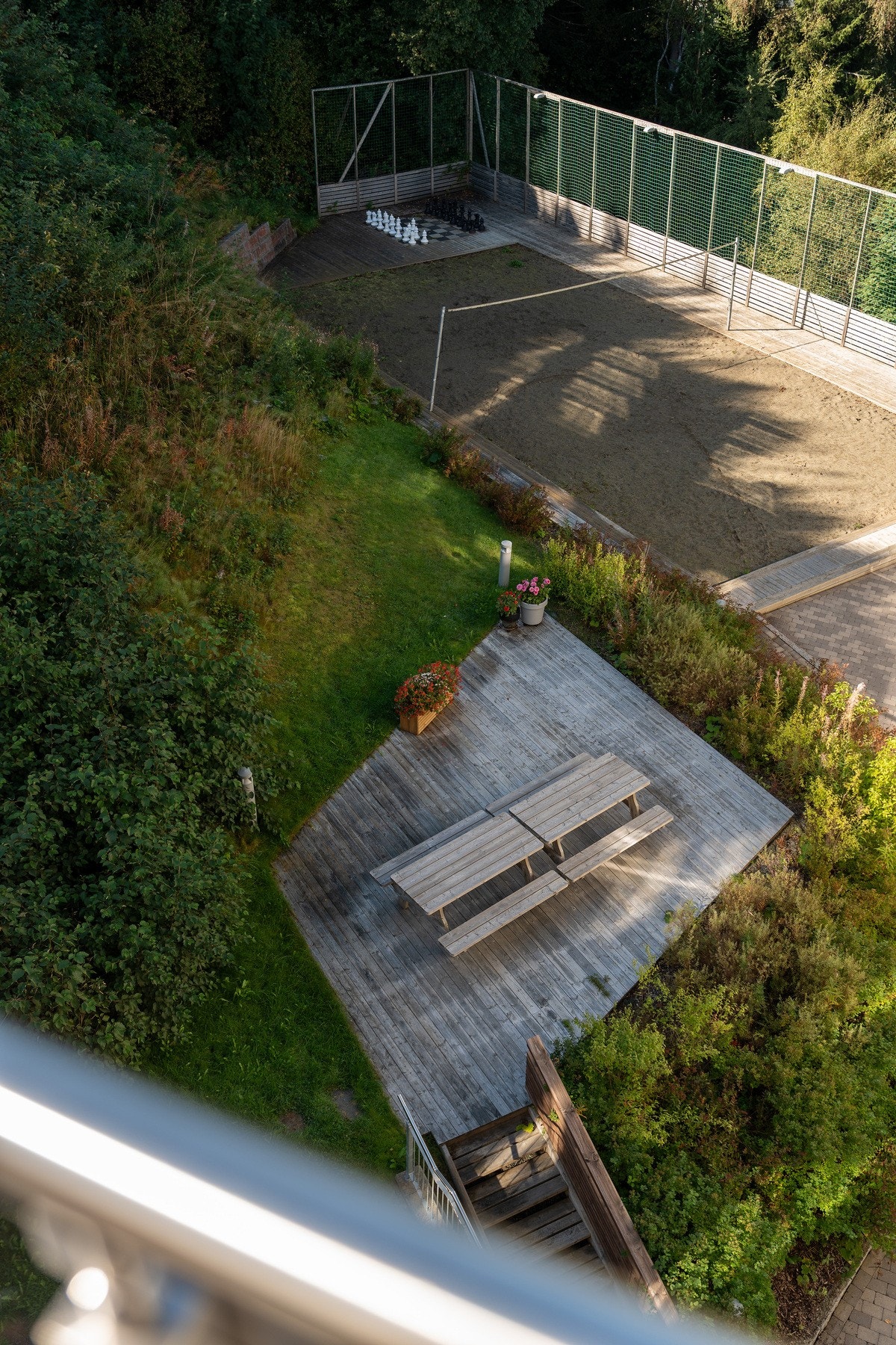 Vollyballbane og benker fritt for disponering er en del av fellesarealene til sameiet. Galleribilde