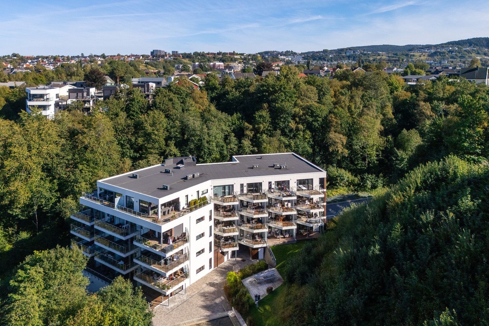 Bygget har en attraktiv og skjermet beliggenhet med nærhet til alt av service funksjoner, samt rekreasjonsmuligheter. Galleribilde