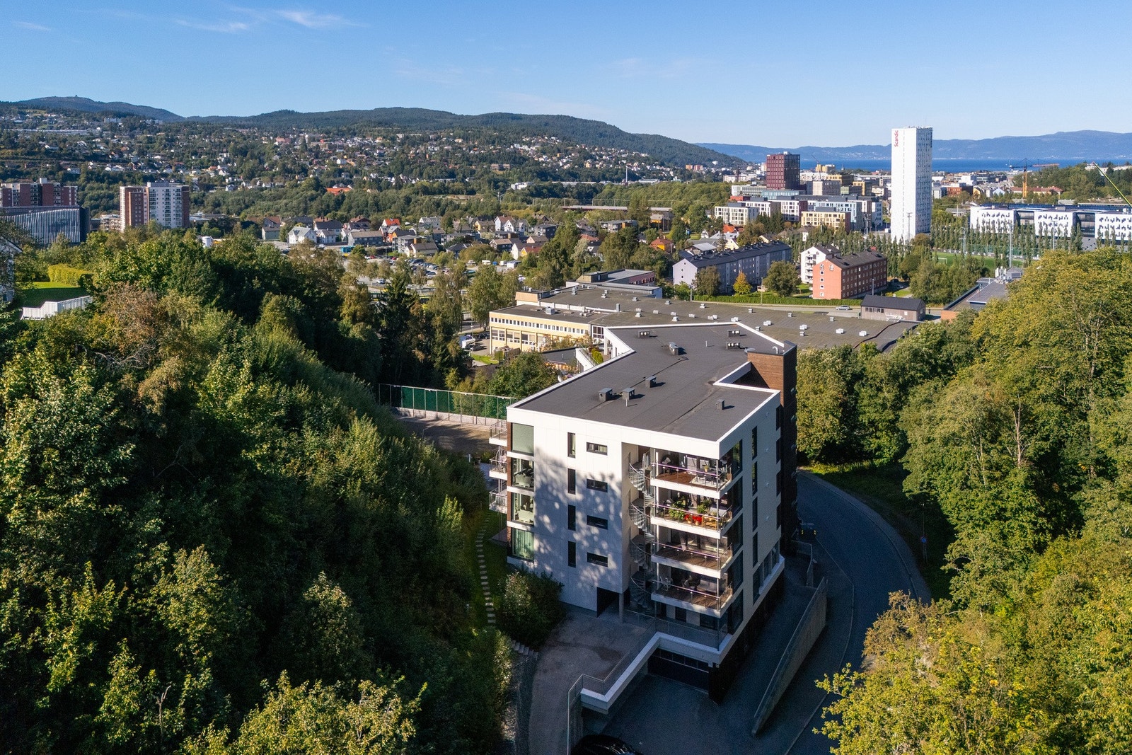 Eiendommen har en svært attraktiv og sentral beliggenhet med kort gangavstand til flere av byens viktigste institusjoner. NTNU Gløshaugen nås på ca. 10 minutter til fots, mens St. Olavs hospital ligger omtrent 15 minutters gange unna. Galleribilde