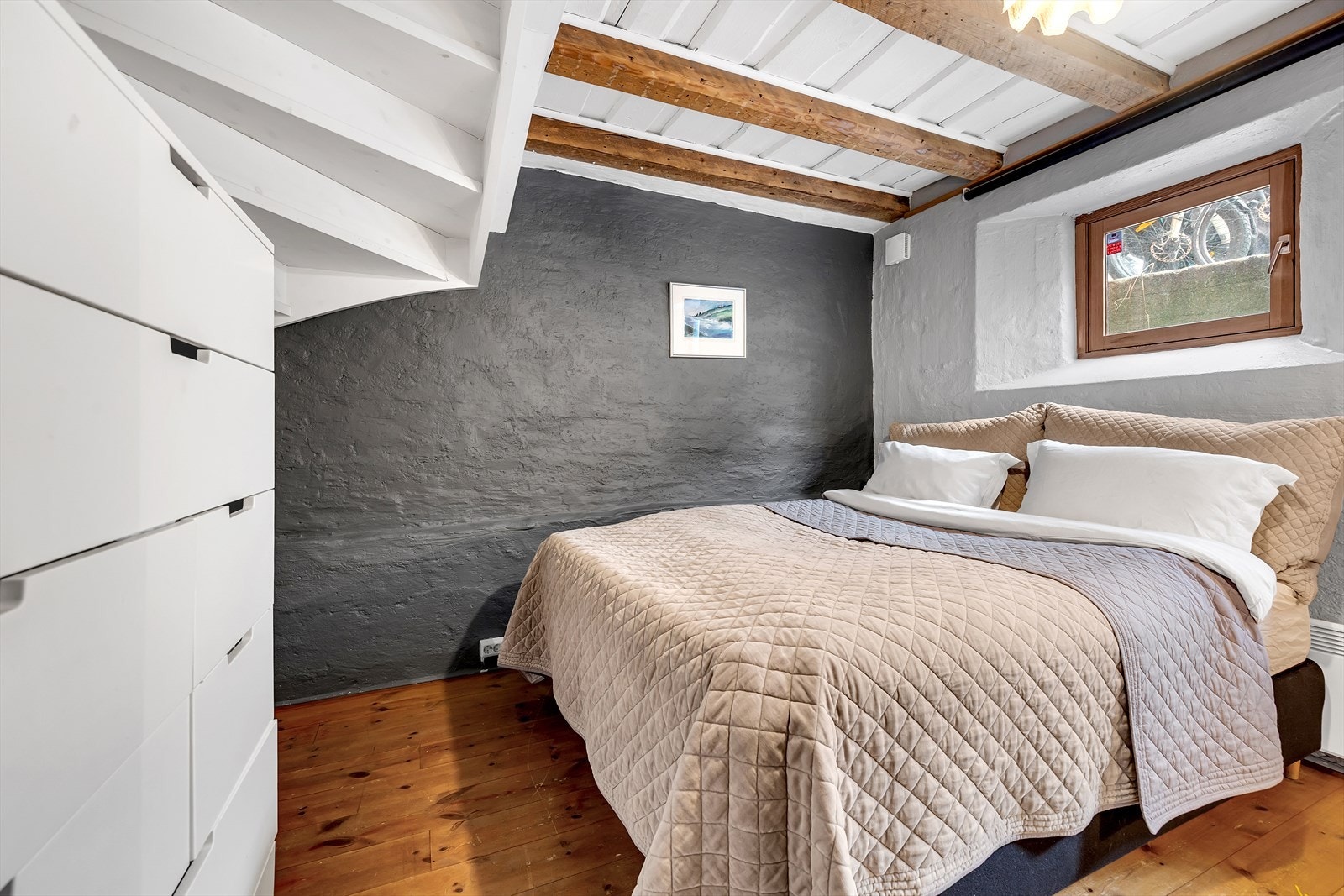 Soverom med god plass til dobbeltseng og garderobemøblement. Galleribilde